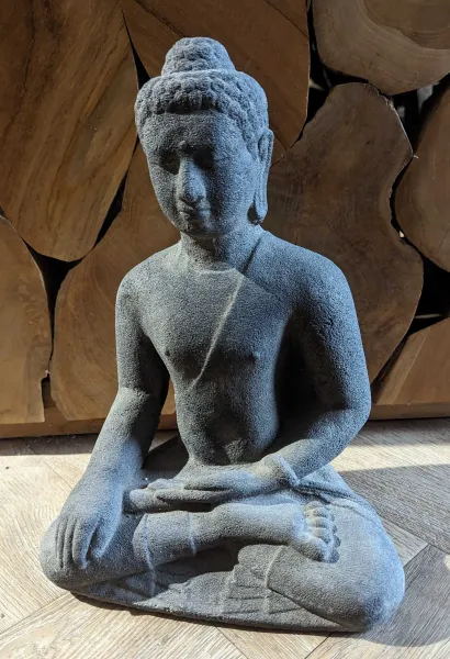 Buddha, sitzend - Borrobudur, 34 cm hoch, aus gegossenem Lavastein, antikisiert 