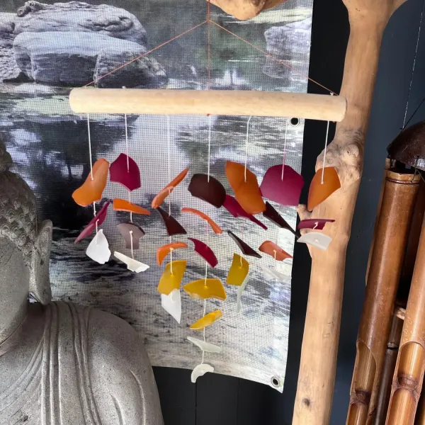 Glaswindspiel, hängende Glasstücke am Stock, Hänger mit Treibholz, Farbe Rot. 