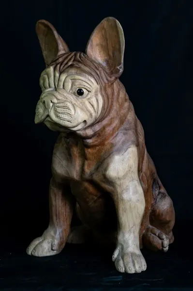 Französische Bulldogge sitzend – Holzskulptur für Tierliebhaber 