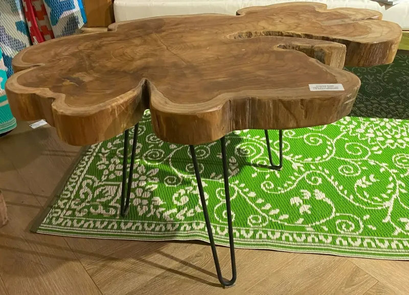 Unikat - Beistelltisch mit Metallbeinen, die Platte ist aus einem Stück Teakwurzel gefertigt. Größe etwa 80cm Länge und 50 cm Breite, 5,5cm Dicke, Höhe ist 45cm 