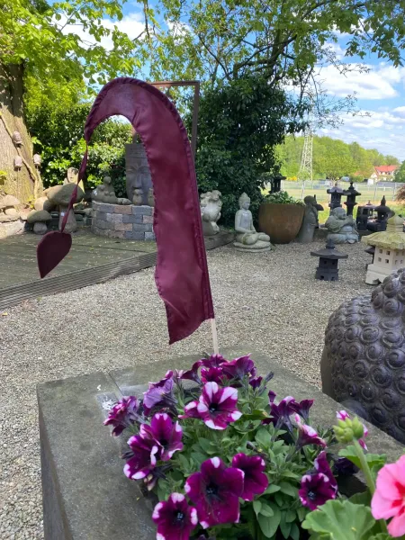 Balifahnen, klein, mit Bambusstab dunkelrot