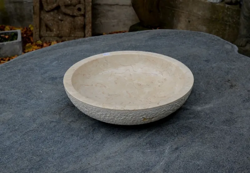 Schale aus Marmor, Ø 40 cm, außen grob bossiert 