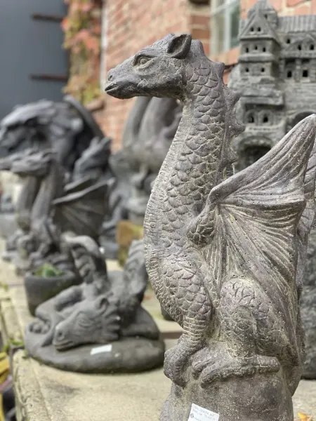 Sitzender Drache auf Stein, ca. 75 cm 