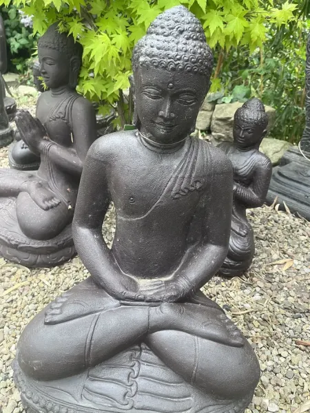 Ausstellungsstück - Sitzender Buddha, Indien, 60 cm Höhe, Kunststein, handgefertigt & farbig. Gussstein mit antikem Finish, handgearbeitet & gefärbt. 