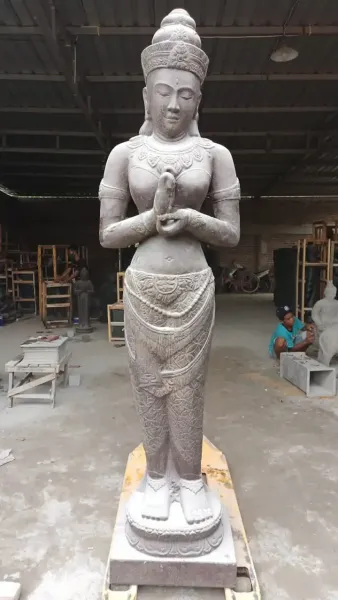 Stehender Dewi Sri, 240 cm H, Steinguss 