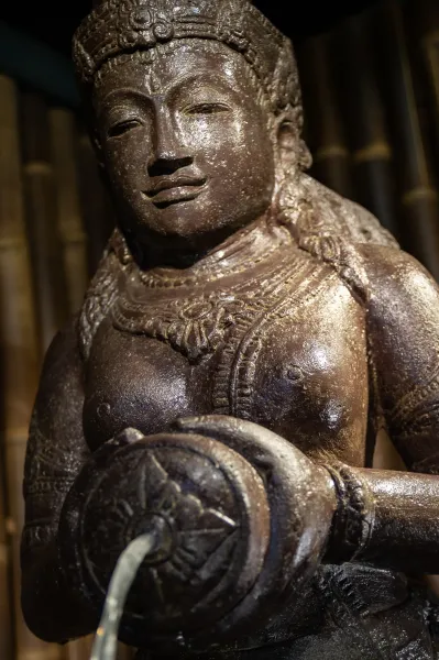 Stehende Dewi Sri als Wasserspiel, 153 cm 