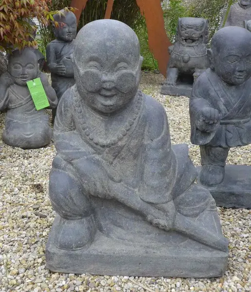 Stehender Kung Fu Mönch mit Stock 