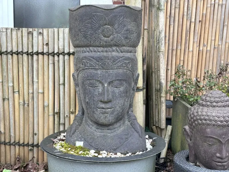 Der Kopf des Javaners Ken Dedes mit einem Topf darauf, er kann als Pflanzgefäß verwendet werden. 54 x 54 x 101 cm. Steinguss, handgefertigt & farbig. Eingefaerbt in der Farbe Antik-Finish 