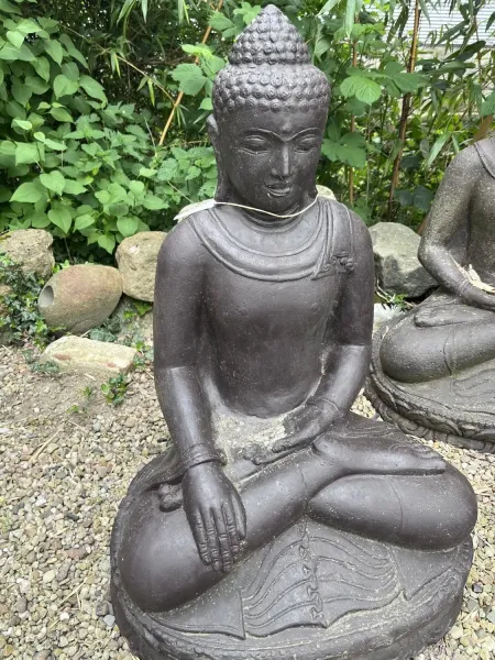 Ausstellungsstück - Sitzender Buddha, Indien, 80 cm Höhe, Kunststein, hohl, handgefertigt & farbig. 