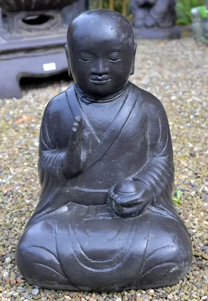 Sitzender Mönch aus Steinguss ca. 60 cm H Handhaltung: „Rad der Lehre" 