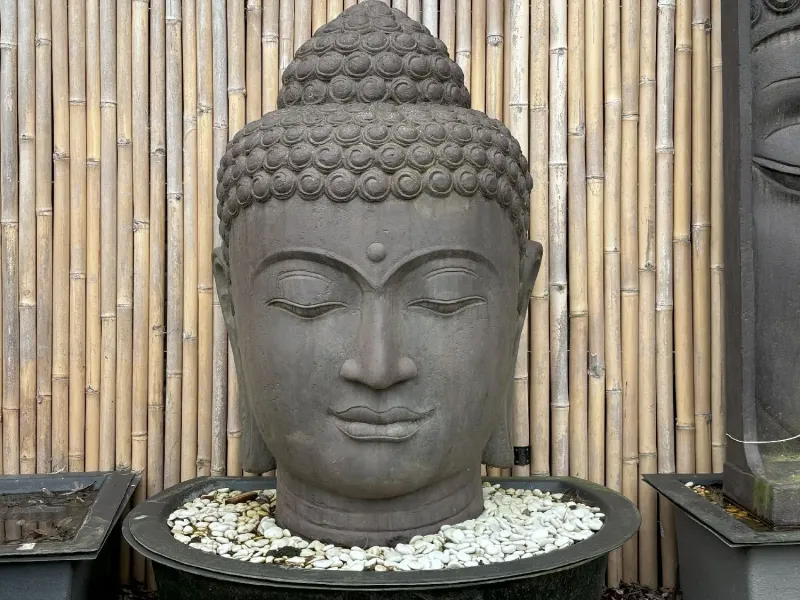 Buddhakopf als Wasserspiel, 132 cm Höhe, Kunststein, hohl, handgefertigt & farbig. Eingefaerbt in der Farbe Antik-Finish 