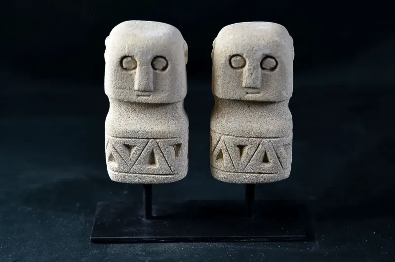 Set mit zwei Statuen, Naturstein 