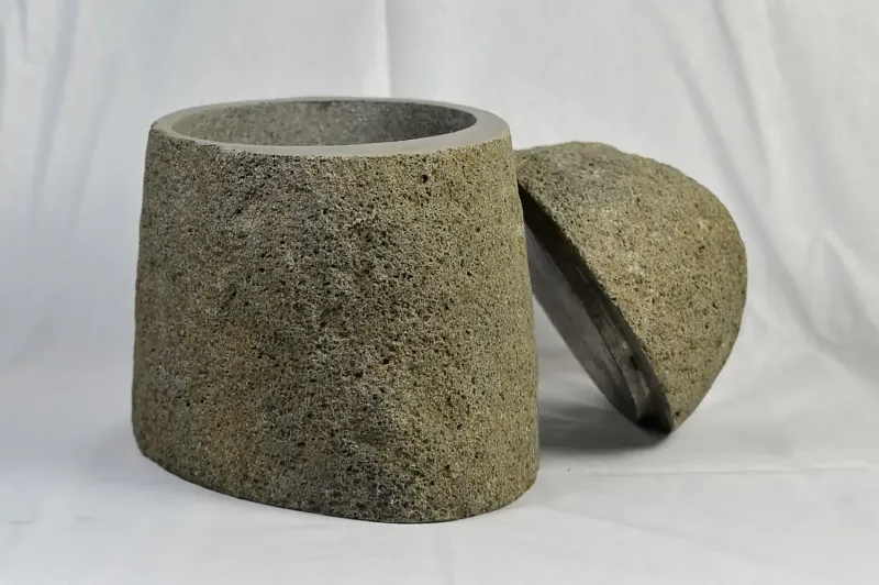 Steingefäß mit Deckel, ca. 0,75 l Inhalt 