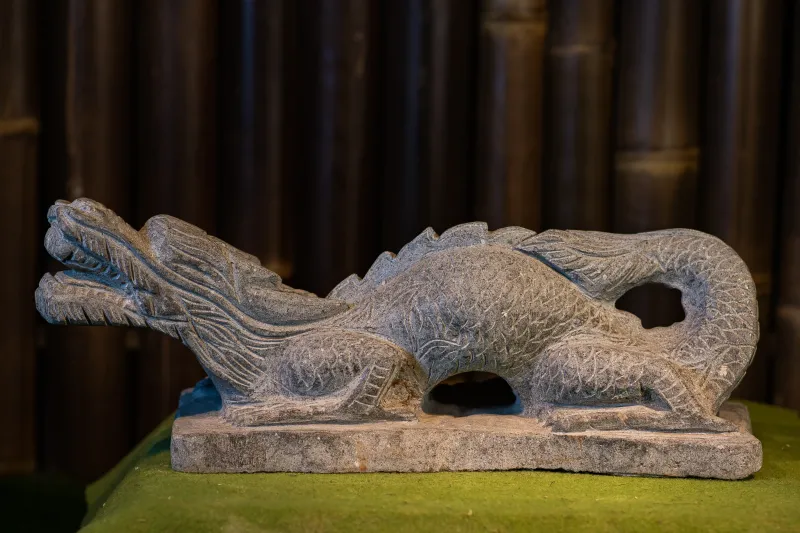 Liegender Drache auf Sockel, ca. 50 cm 