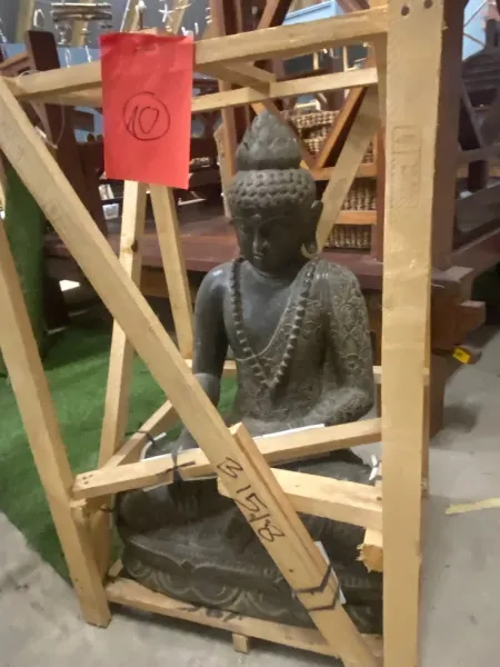 Sitzender Buddha aus Flussstein in Bhumisparsha - Geste des Berührens der Erde. 80cm Höhe. 