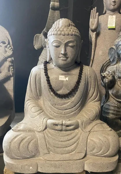Sitzender Buddha, Japaner, 80 cm Höhe, Naturstein (Basanit), Steinmetzarbeiten. Naturstein, Grau 