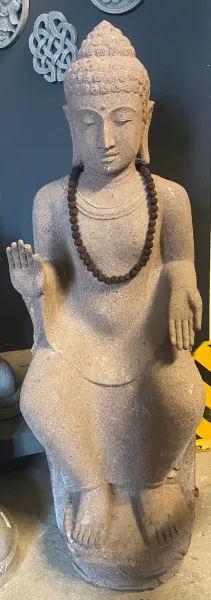 EINZELSTÜCK - Sitzender Buddha auf Sockel, 130 cm H, rötlicher Flussstein 