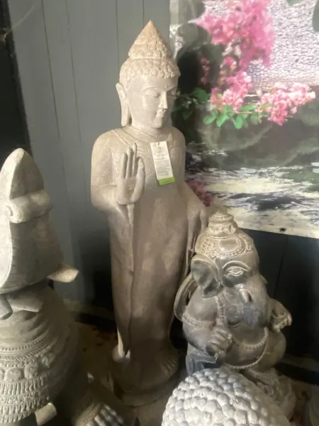 Stehender Buddha mit floraler Schnitzerei, Abudaya-Position. 37 x 32 x 152 cm. Naturstein (Flussstein), Steinmetzarbeiten 