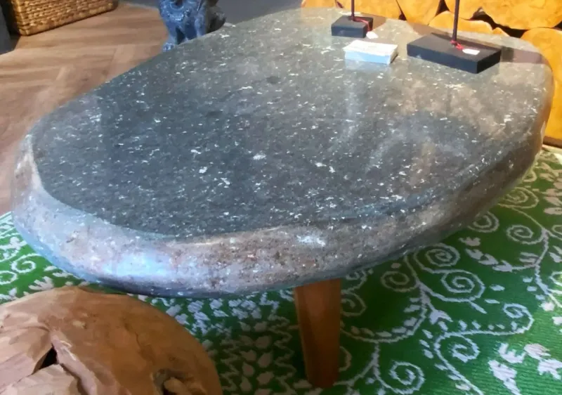 Einzigartiger runder flacher Tisch mit einer Flussstein Platte und Teakholzgestell, ca. Maße 90 x 70cm x 30cm Höhe. 