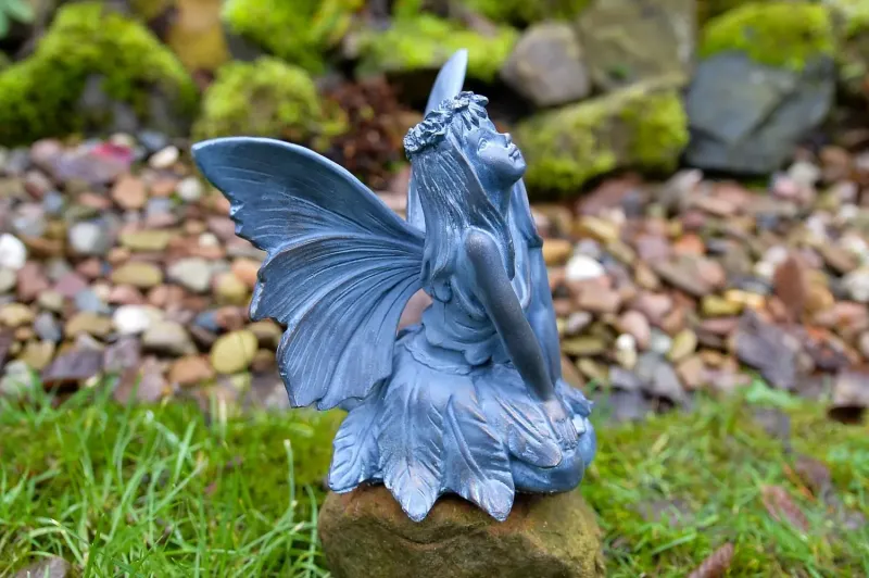 Knieende Elfe / Blumenfee – Bronzeoptik 